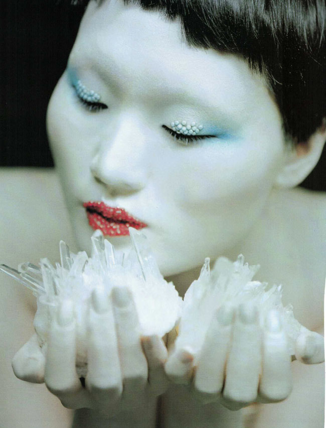 11-2001-005-VogueGioiello-Jewelry-StoneAge-Woman-Crystal-2Hands-Eyes-Lips