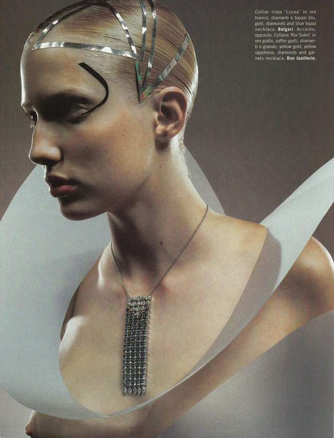 11-2001-011-VogueGioiello-Jewelry-Blonde-Futuristic-Woman-Pendant-Diamonds