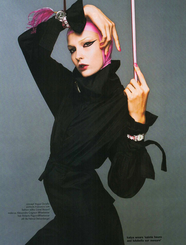 11-2003-005-VogueGioiello-Jewelry-Woman-Black-Outfit-Pink-HeadScarf